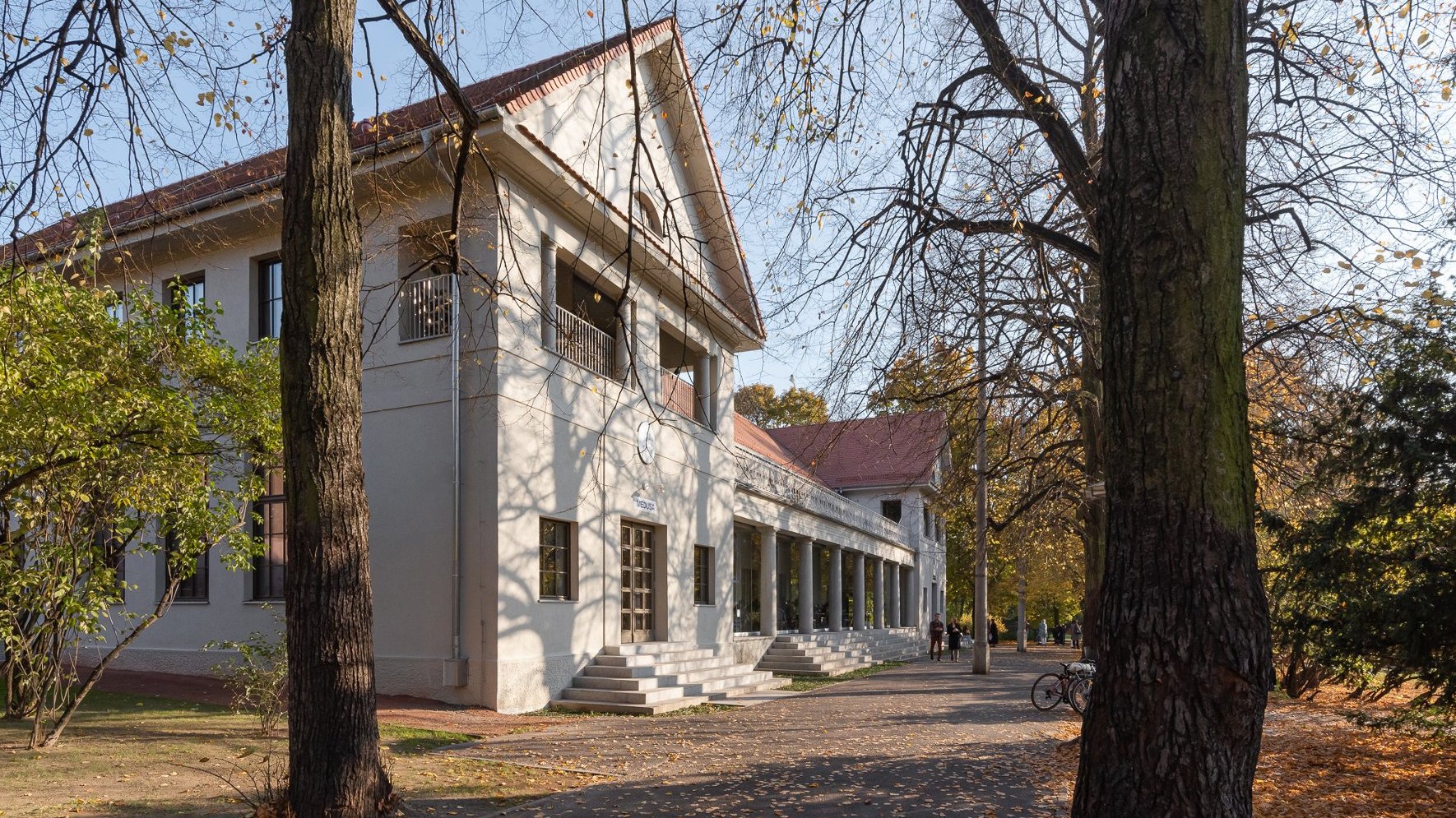 Film przedstawia obiekt gastronomiczny na terenie parku Wilsona.