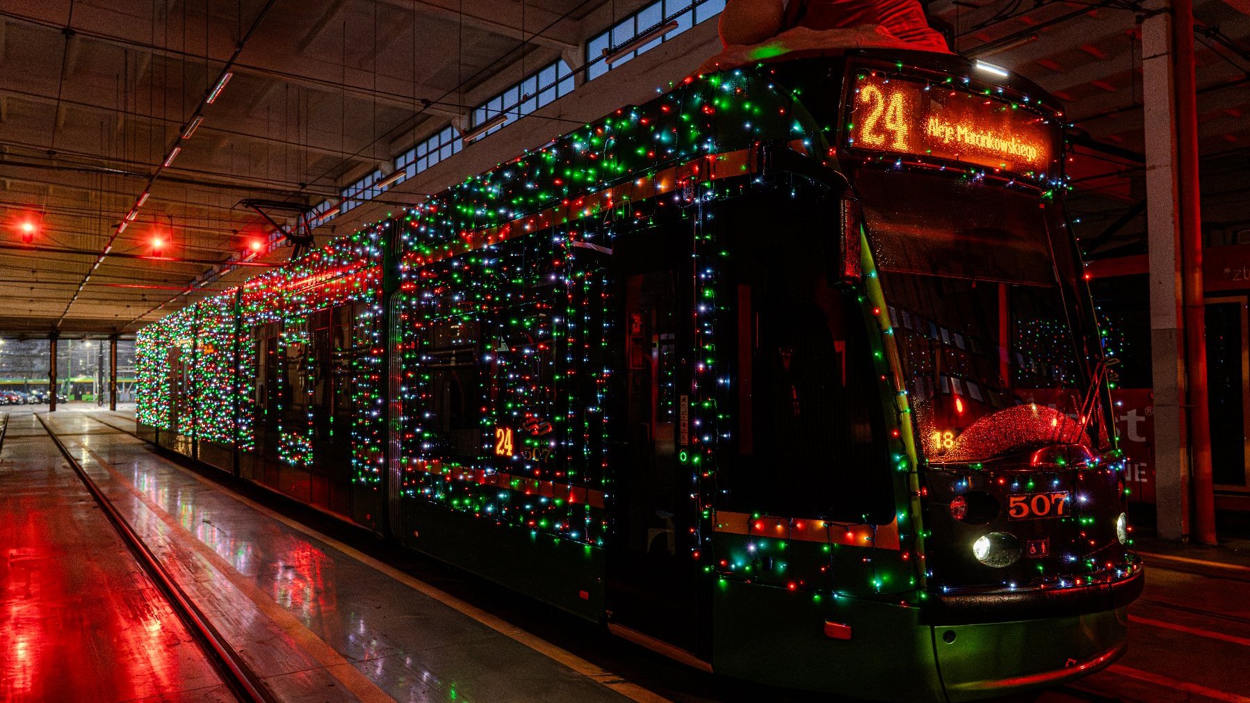 Ujęcia z wyjazdu na tory specjalnego, udekorowanego na święta tramwaju.
