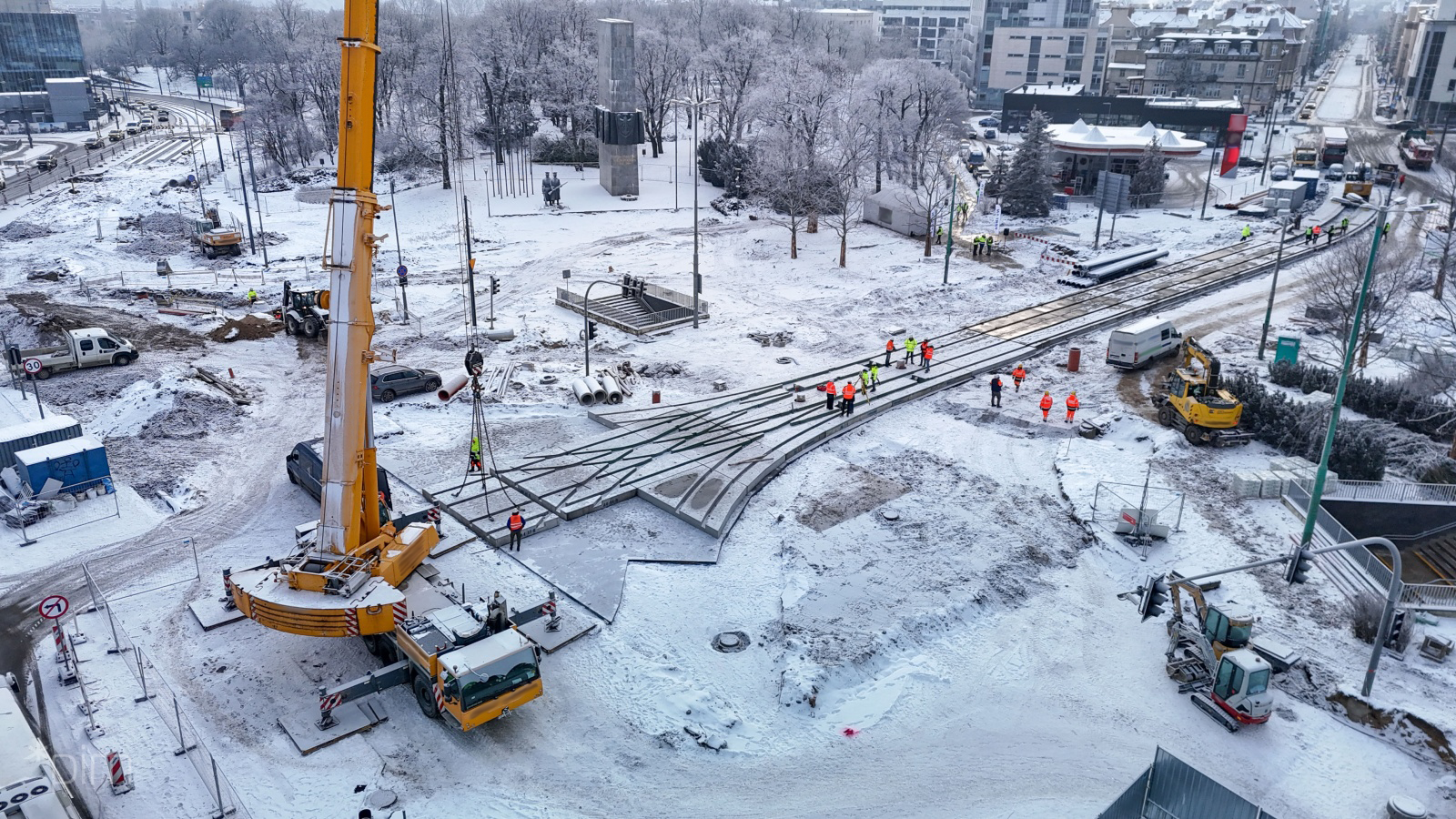 Wideorelacja z prac drogowych prowadzonych na skrzyżowaniu ulic Wierzbięcice i Królowej Jadwigi.