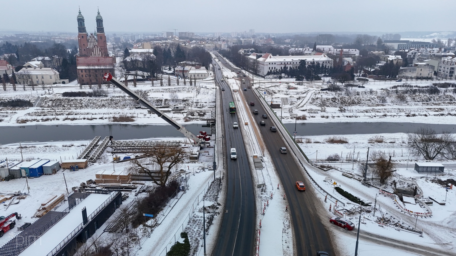 Film z widokiem na przebudowę mostu Chrobrego.