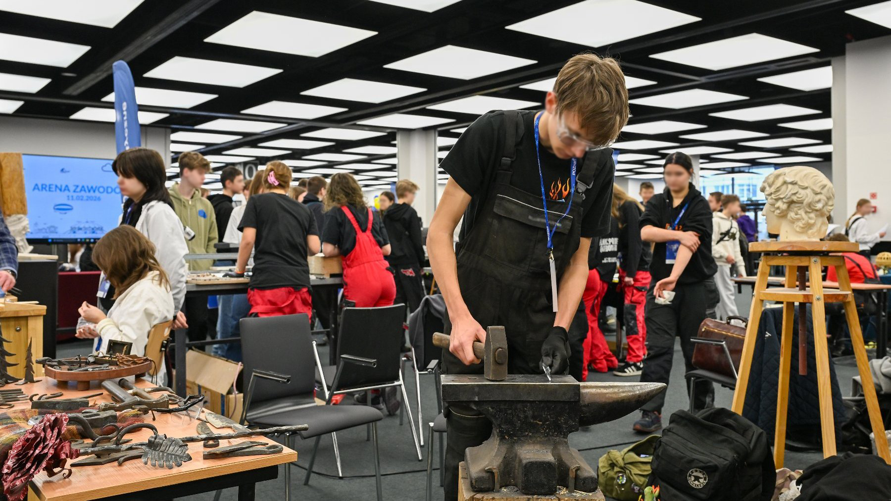 Krótka relacja wideo pokazująca wybrane fragmenty targów szkół zawodowych, z ich uczniami prezentującymi różne profile nauczania.