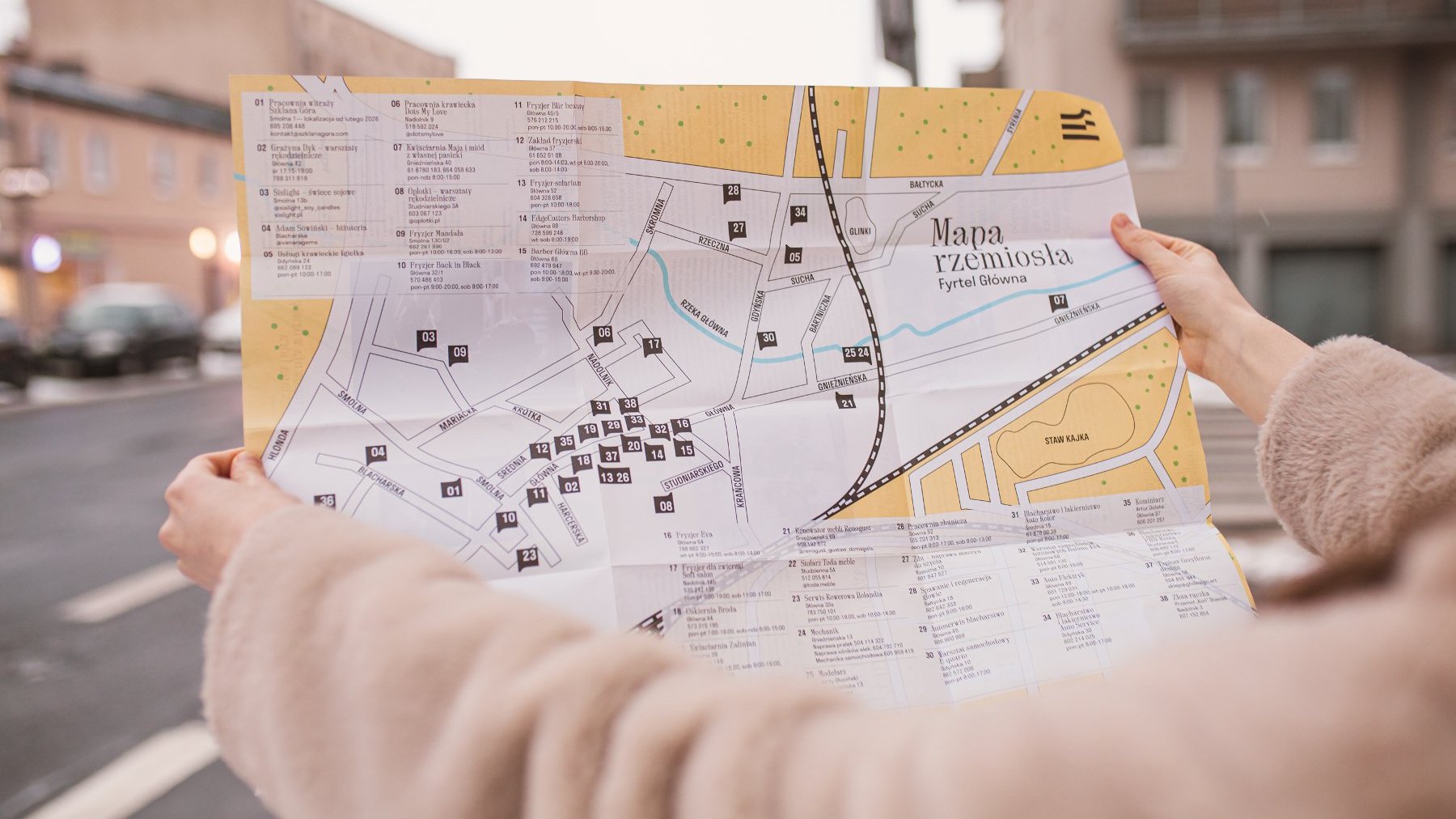 Filmik o mapie rzemiosła osiedla Główna, ujęcia z pracowni rzemieślników.