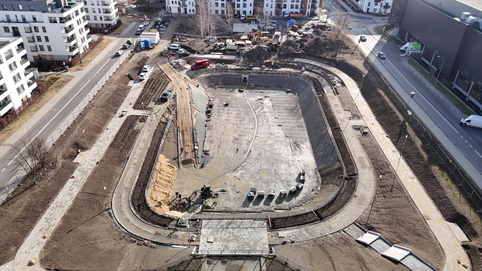 Widok na budowę zbiornika retencyjnego.