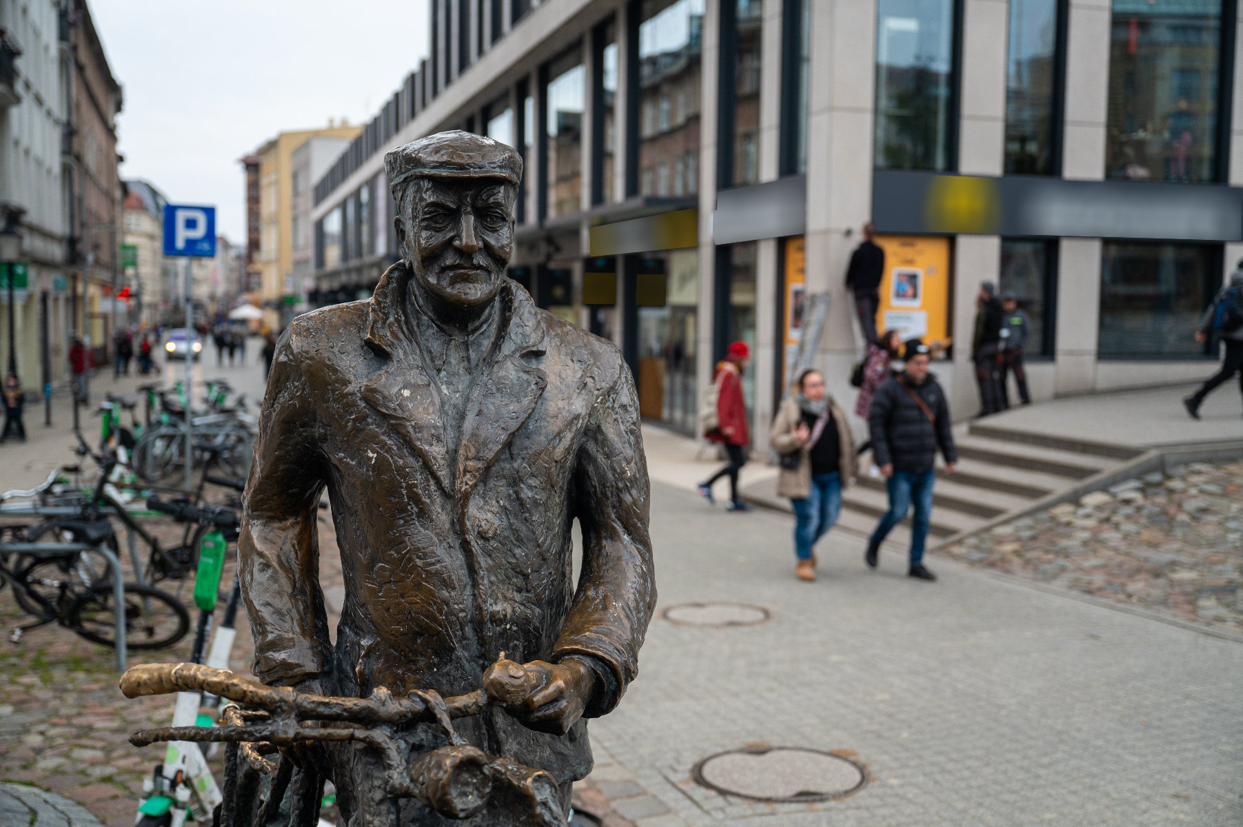 Różne ujęcia na pomnik Starego Marycha, informacje o jego historii.