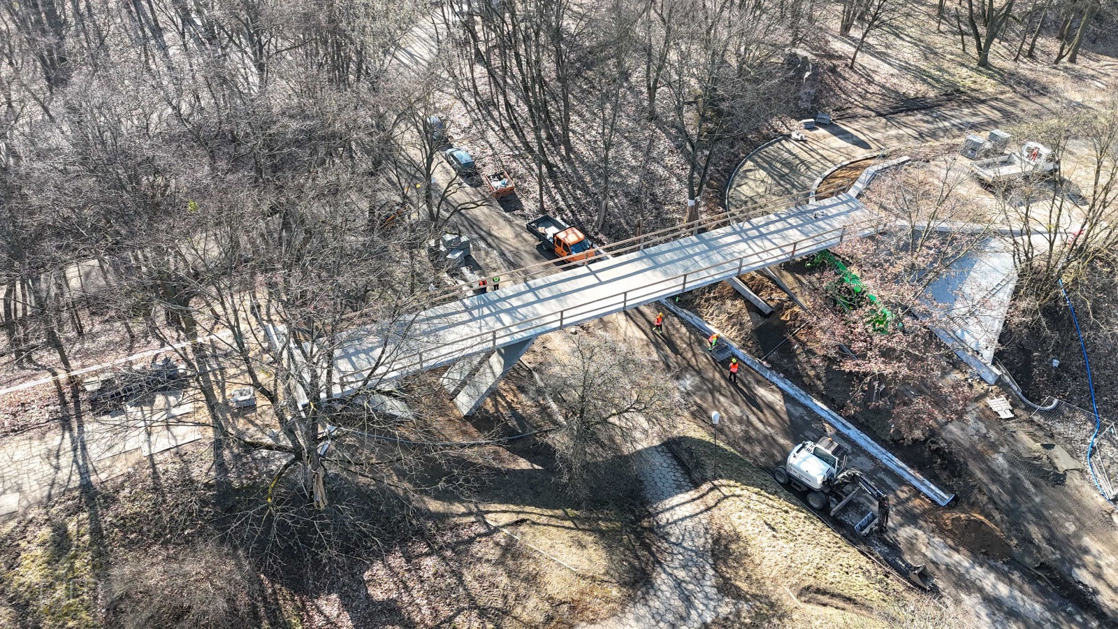 Film z placu budowy na poznańskiej Cytadeli, gdzie następuje przebudowa mostku dla pieszych i rowerzystów.