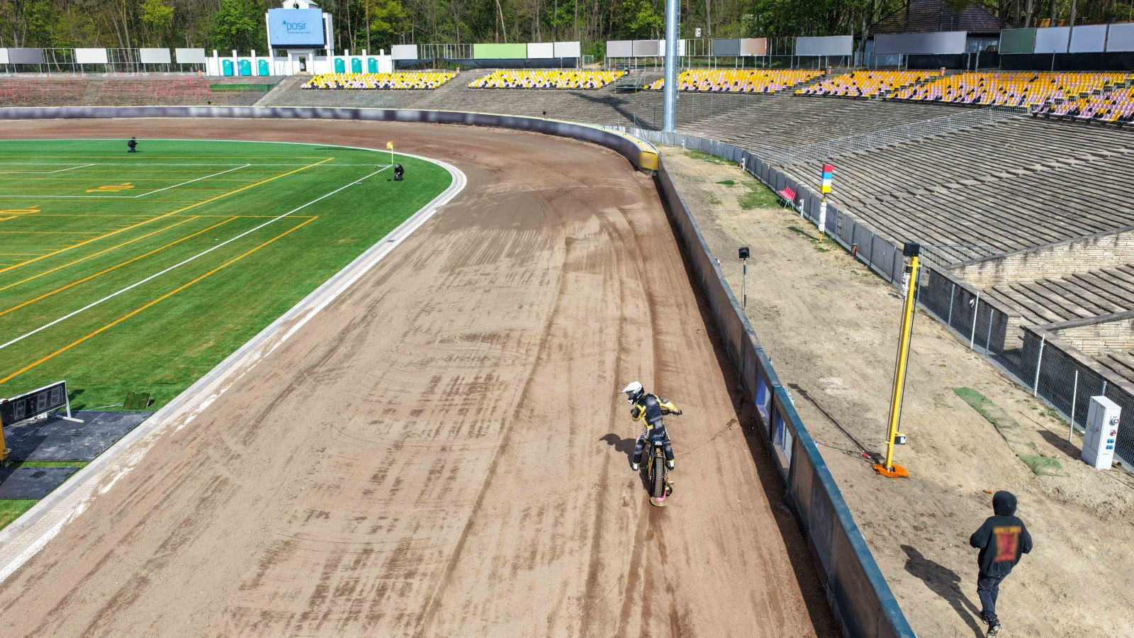 Film pokazuje odnowiony tor żużlowy i boisko na Golęcinie.