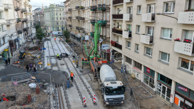 Na ul. Ratajczaka przybywa torów