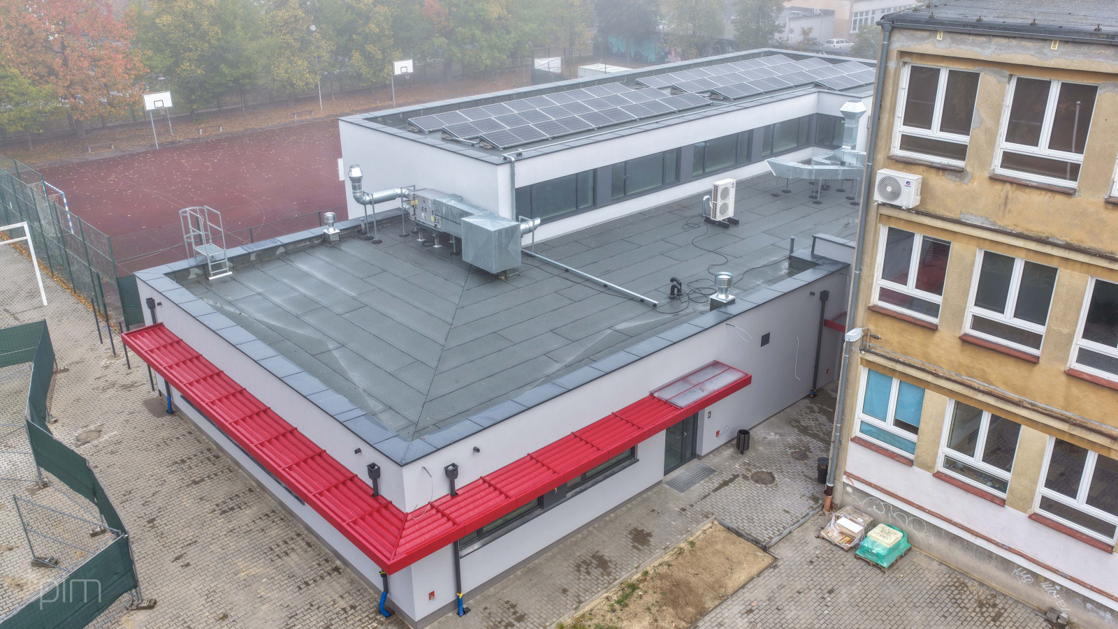 Relacja z prac wykończeniowych w Zespole Szkół Drzewno-Budowlanych na ulicy Raszyńskiej, ujęcia z wnętrza i otoczenia nowej części szkoły.